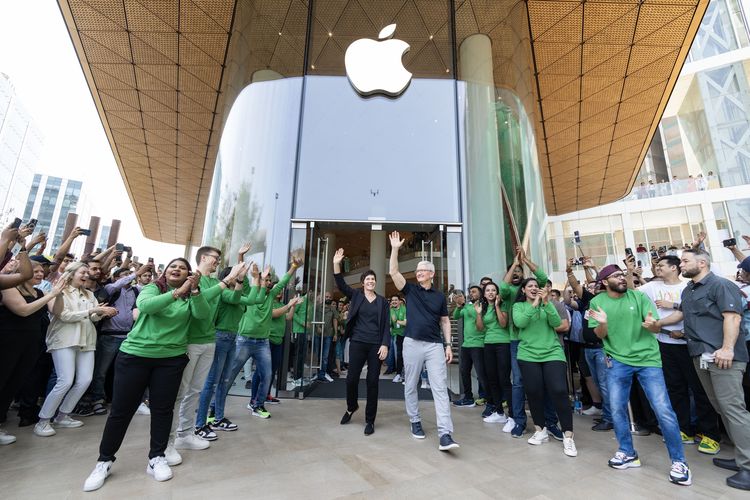 Apple resmi membuka toko offline pertamanya di Mumbai, India, Selasa (18/4/2023). Toko offline Apple BKC itu berada di pusat perbelanjaan dengan luas 1.800-an meter persegi serta menggunakan energi terbarukan.