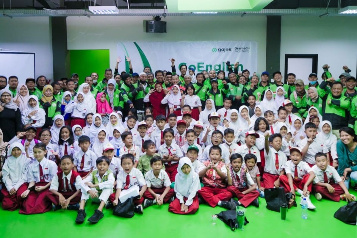 Perkuat komitmen untuk tingkatkan taraf hidup mitra driver dan keluarga, Gojek kembali menggandeng Gramedia Academy mengadakan kursus Bahasa Inggris gratis bagi ribuan anak mitra driver dalam naungan program GoEnglish.