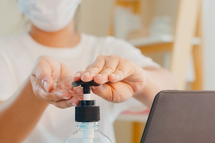 Masker, sabun cair, dan hand sanitizer merupakan beberapa produk kesehatan yang banyak dibeli orang secara online selama pandemi Covid-19.