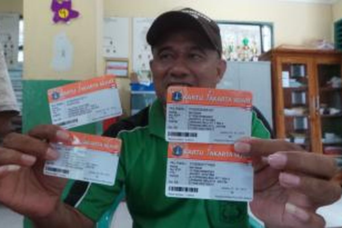 Muchtar ketua RW 03 Kelurahan Cipinang Melayu menunjukan kartu jakarta sehat (KJS) yang ditemukan salah  cetak pada identitas warga. 