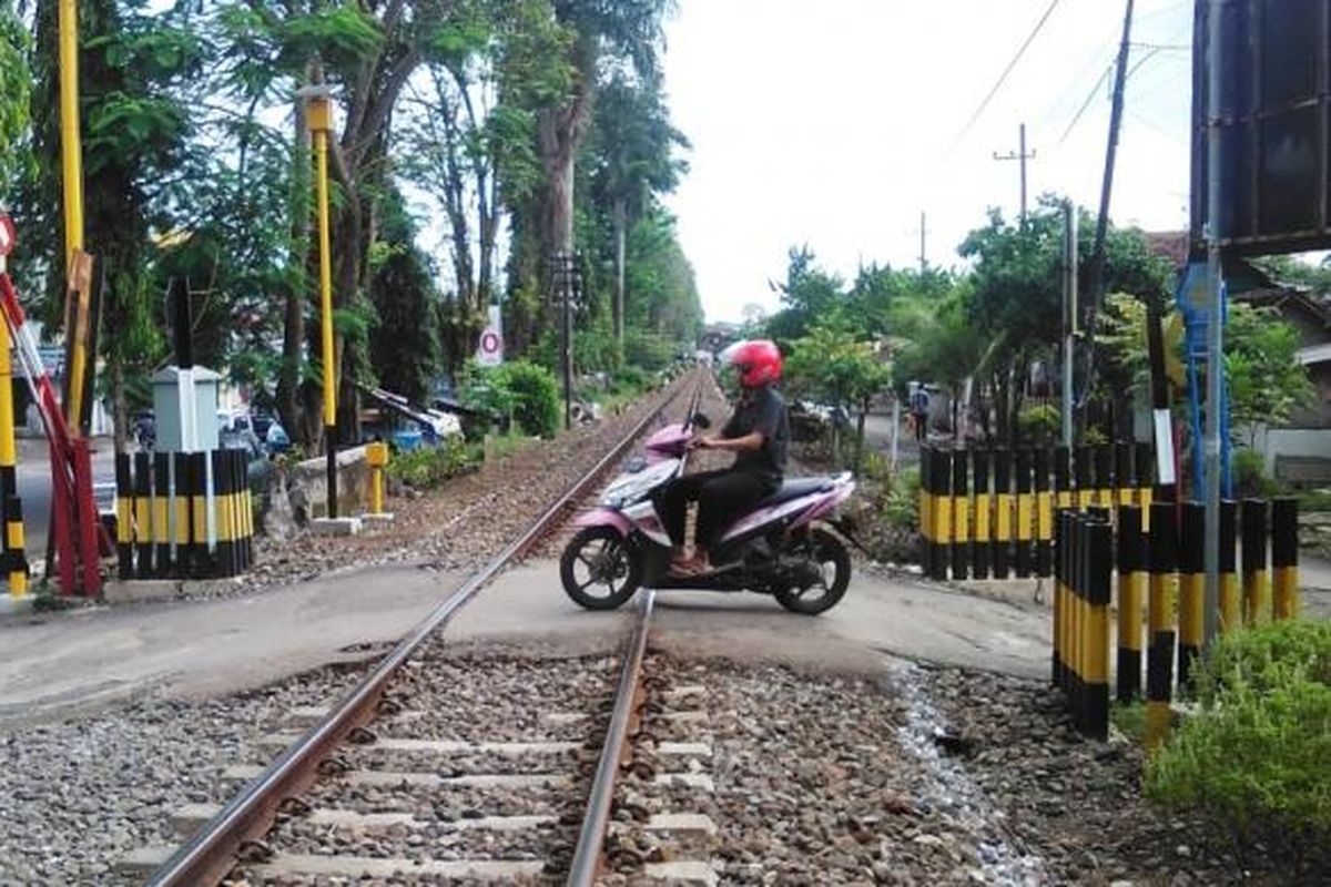 Ilustrasi pintu perlintasan kereta api.