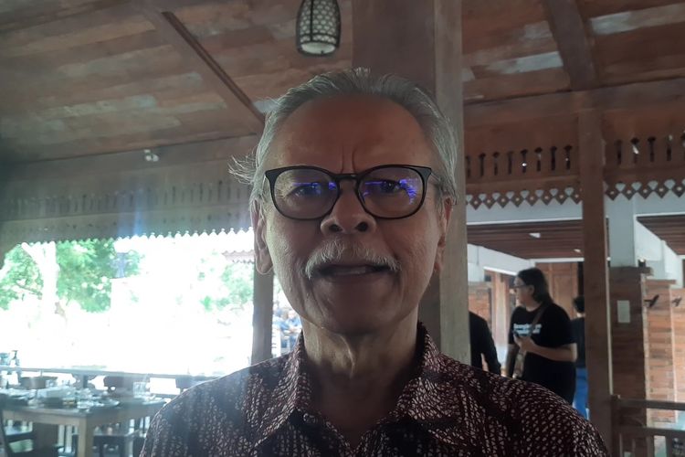 Eks Pimpinan KPK, Erry Riyana Hardjapamekas saat ditemui wartawan di Prau Kuno, Rembang, Jawa Tengah, Minggu (12/11/2023).
