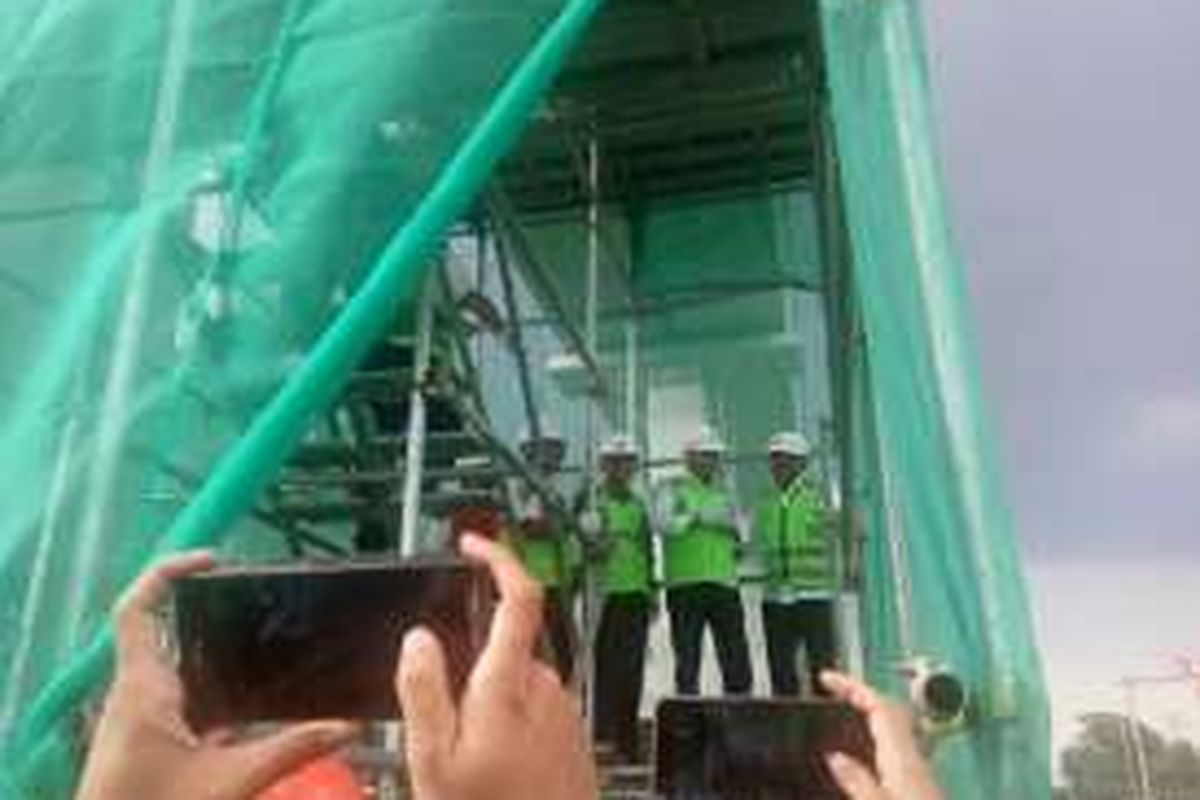 Menteri Perhubungan Budi Karya Sumadi meninjau proyek LRT Cibubur-Cawang-Dukuh Atas, pada Minggu (8/1/2017). Progress pembangunan proyek mencapai 12 persen.