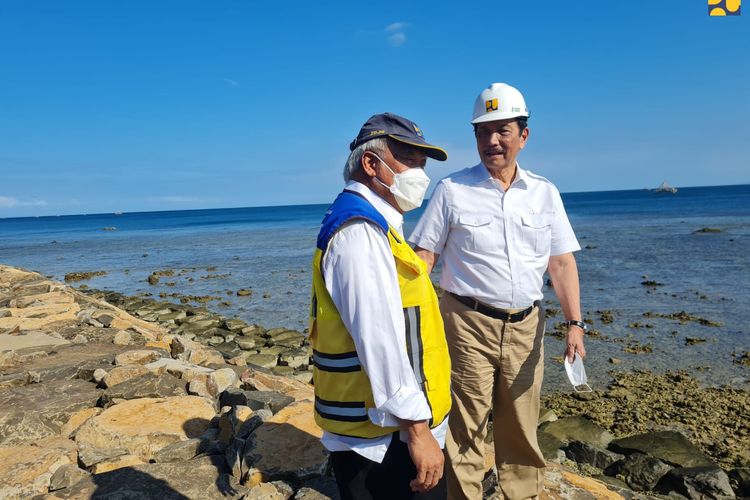 Menko Marves Luhut Binsar Pandjaitan bersama Menteri PUPR Basuki Hadimuljono saat meninjau pembangunan pengaman pantai di KEK Tanjung Lesung, Senin (08/08/2022).