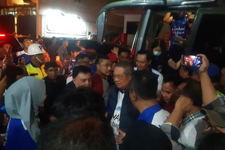 Presiden keenam RI, Susilo Bambang Yudhoyono atau SBY menonton timnya, Jakarta LavAni Allo Bank di Final Four Proliga di Sritex Arena, Solo, Jawa Tengah, Jumat (10/3/2023) malam.