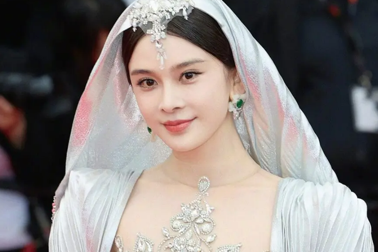 Diusir dari Karpet Merah Cannes, Aktris Zhao Yingzi Dinilai Langgar Aturan Berpakaian