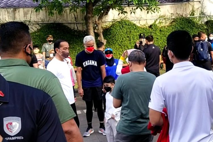 Gubernur Jawa Tengah Ganjar Pranowo ikut mendampingi Presiden Joko Widodo (Jokowi) saat menyapa warga di car free day (CFD) Jalan Slamet Riyadi Solo, Minggu (7/8/2022).