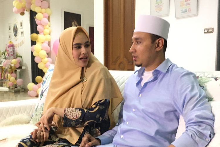 Artis peran Kartika Putri bersama suaminya, Habib Usman bin Yahya saat ditemui di kediamannya di kawasan Cinere, Jakarta Selatan, Senin (21/10/2019).