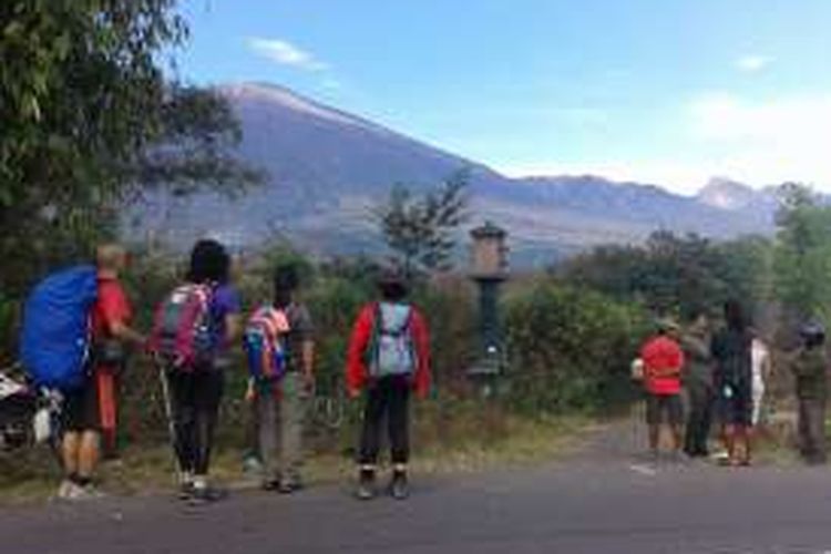 Beberapa pengunjung saat berada di salah satu pintu pendakian Gunung Rinjani, Kamis (29/9/2016). (KOMPAS.com/ Foto Dokumentasi TNGR)