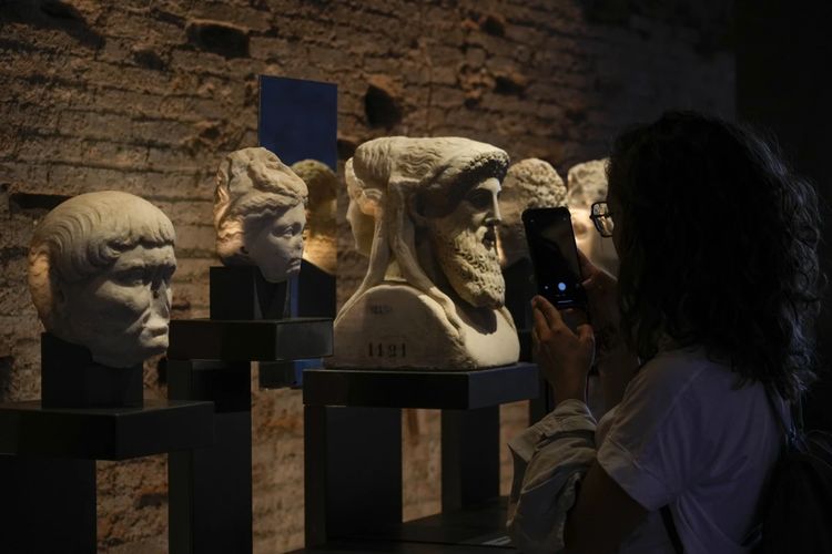 Seorang pengunjung sedang melihat koleksi di sebuah palazzo kekaisaran Romawi kuno di atas Bukit Palatine di Roma, Italia Rabu (20/9/2023), ketika dibuka kembali setelah 50 tahun. 