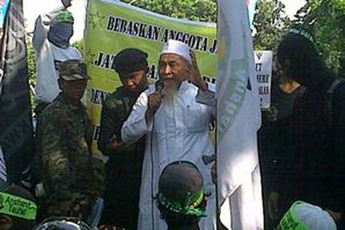 Sekitar 200 orang dari berbagai organisasi Islam berunjuk rasa di depan Mabes Polri, Jumat (11/6/2010), menuntut Densus 88 Antiteror dibubarkan.