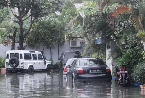 Sambil Menunggu Bantuan, Lakukan ini Jika Mobil Terendam Banjir