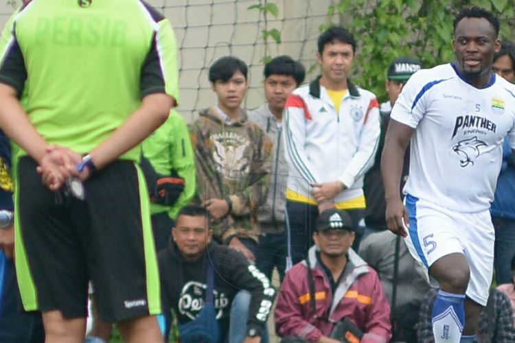 Michael Essien menjalani latihan perdana bersama Persib Bandung di Lapangan Lodaya, Kamis (30/3/2017). 