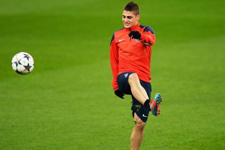 Gelandang Paris Saint-Germain, Marco Veratti, menendang bola dalam latihan jelang pertandingan Liga Champions melawan Bayer Leverkusen pada 17 Februari 2014. 