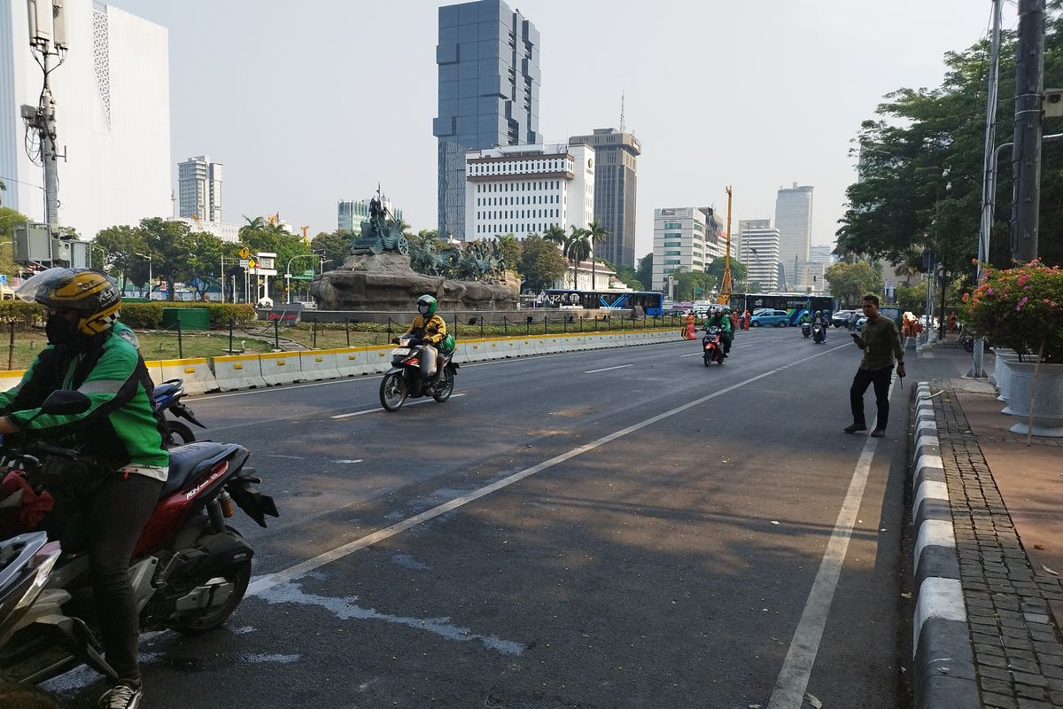 Kendaraan bermotor sudah bisa melintas di Jalan Medan Merdeka Barat arah Harmoni, Gambir, Jakarta Pusat, Jumat (27/10/2023). (KOMPAS.com/XENA OLIVIA)