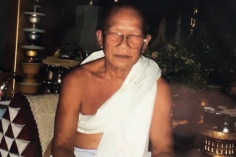 Thammakorn Wangpreecha, (68 tahun) ditemukan tewas karena memenggal kepalanya sendiri, pada hari ulang tahunnya di kuil Wat Phu Hin di Nong Bua Lamphu.