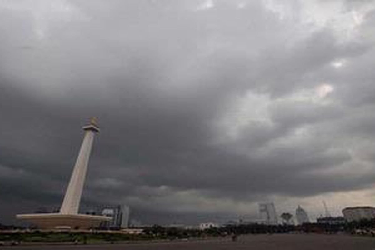 Mendung hitam menggelayut di atas langit di kawasan Monumen Nasional, Jakarta, Kamis (14/2/2013)

