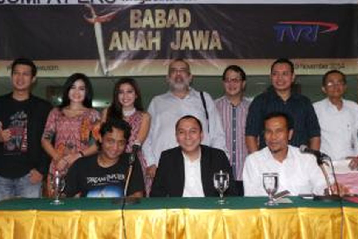 Tim produksi mega sinetron Babad Tanah Jawa foto bersama usai jumpa pers di TVRI, Senayan, Jakarta Pusat, Rabu (19/11/2014).