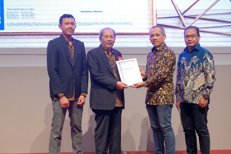 Penyerahan sertifikat ISO 9001:2015 Sistem Penjaminan Mutu dari PT Sakti Indonesia Sertifikasi kepada Institut Ilmu Kesehatan Bhakti Wiyata Kediri. 