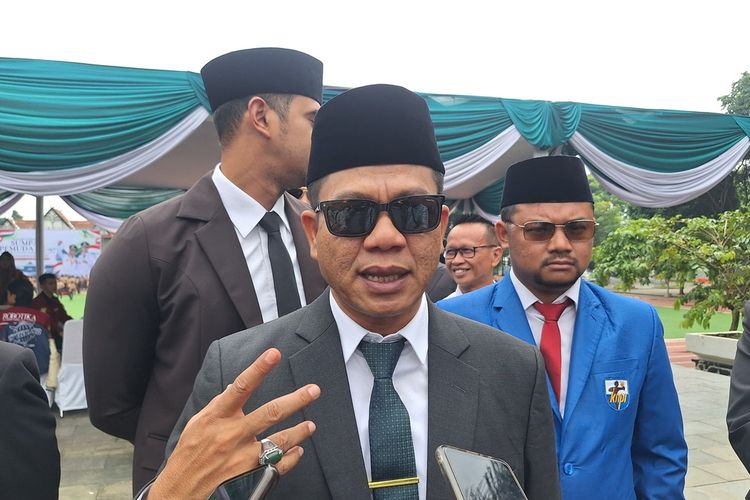 Bupati Bandung Dadang Supriatnan, saat diwawancarai terkait adanya jurubparkirbliar di lingkungan Komplek Pemda Kabupaten Bandung, Jawa Barat, Selasa (28/10/2025)