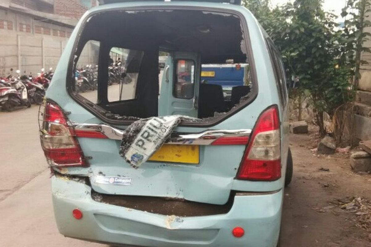 Kondisi angkot M15A jurusan Tanjung Priok-Kota yang ditabrak sebuah bus metromini jurusan Tanjung Priok-Senen di Jalan RE Martadinata, Kamis (19/10/2017) sore.