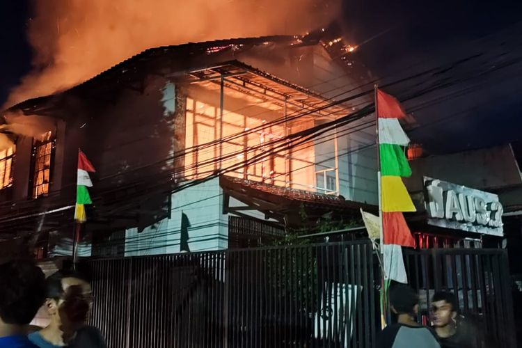 Kebakaran melanda sebuah rumah tinggal di Jalan Swadaya II, Duren Sawit, Jakarta Timur, Kamis (1/9/2022) malam.