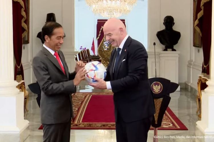 Presiden Joko Widodo menerima cendera mata berupa bola  Al Rihla yang akan digunakan di Piala Dunia 2022 Qatar  dari Presiden FIFA Gianni Infantino di Istana Merdeka, Jakarta, Selasa (18/10/2022).