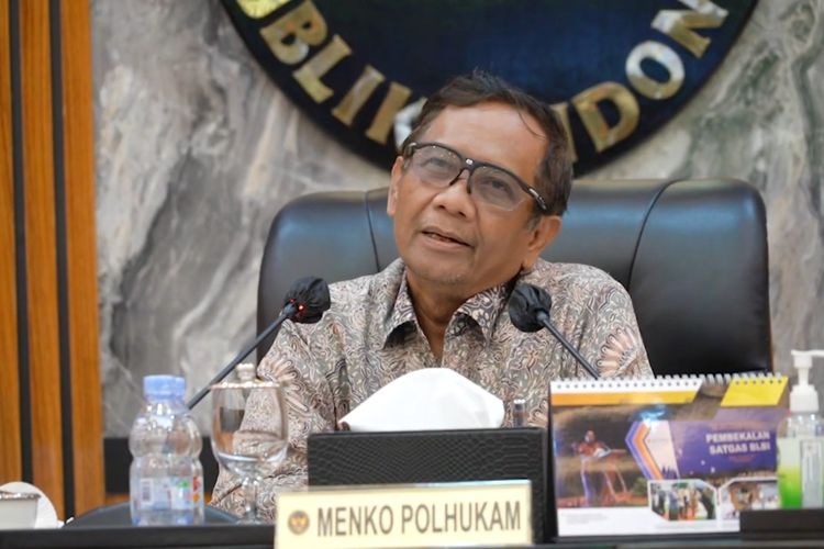 Menteri Koordinator Bidang Politik, Hukum, dan Keamanan (Menko Polhukam) Mahfud MD saat menerima kedatangan keluarga korban tragedi Kanjuruhan di Kemenko Polhukam, Jumat (6/1/2023).