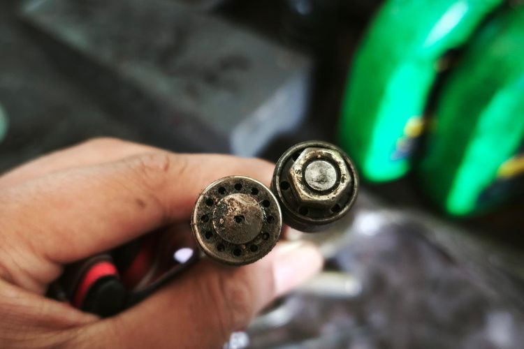 Perbandingan poros shock absorber motor bagian belakang genuine (Kiri) dan abal-abal (kanan).