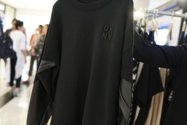 Kreasi sweater hitam yang ditawarkan dalam koleksi terbatas rumah mode DKNY x MTA 30th Anniversary, yang dipajang di pop up store DKNY di Plaza Indonesia, Jakarta.
