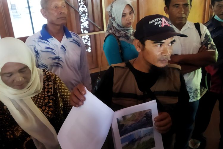 Sejumlah warga Kelurahan Mojosongo, Kecamatan Jebres, Solo mendatangi Balai Kota Solo pada Selasa (15/10/2024) untuk mengeluhkan dampak yang mereka terima dari operasional Pembangkit Listrik Tenaga Sampah (PLTSa) Putri Cempo.