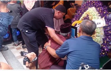 Ayah Mayor Yuda Menangis di Depan Peti Jenazah Putranya yang Gugur ...