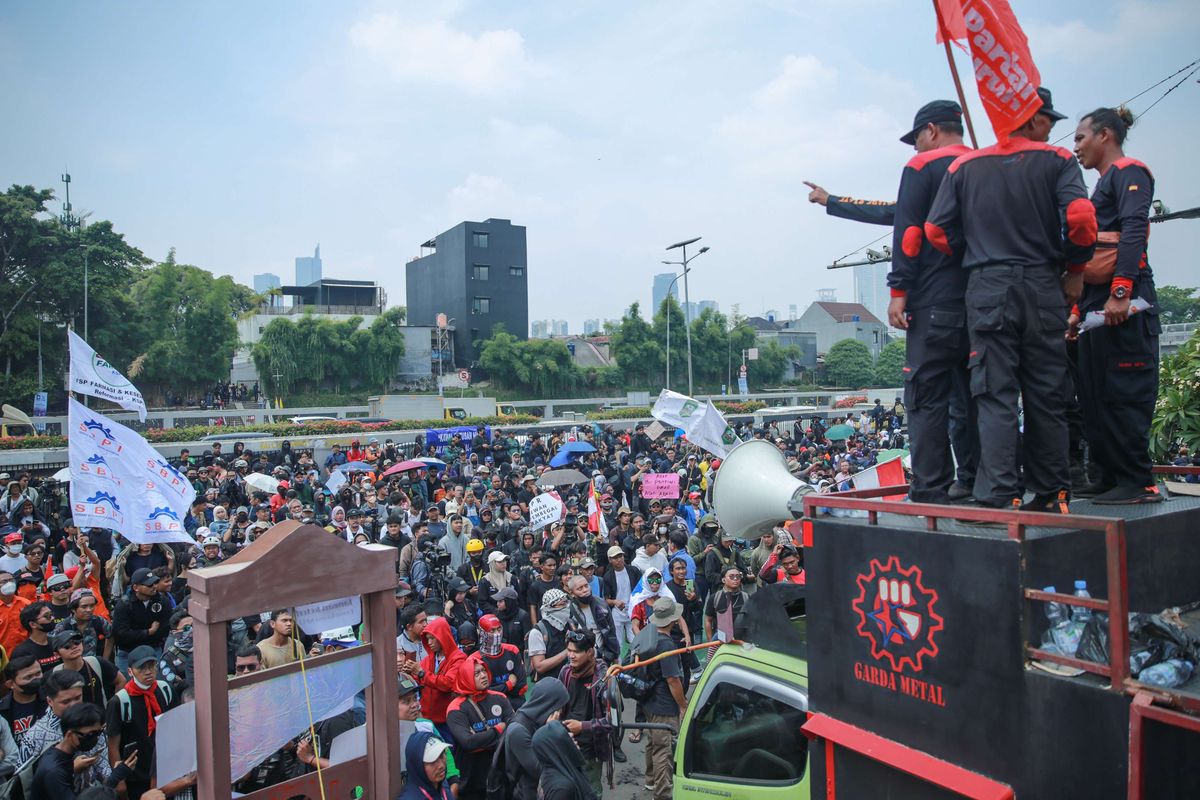 Orasi perwakilan ormas pada demonstrasi kawal keputusan MK di depan Gedung DPR pada Kamis (22/8/2024).