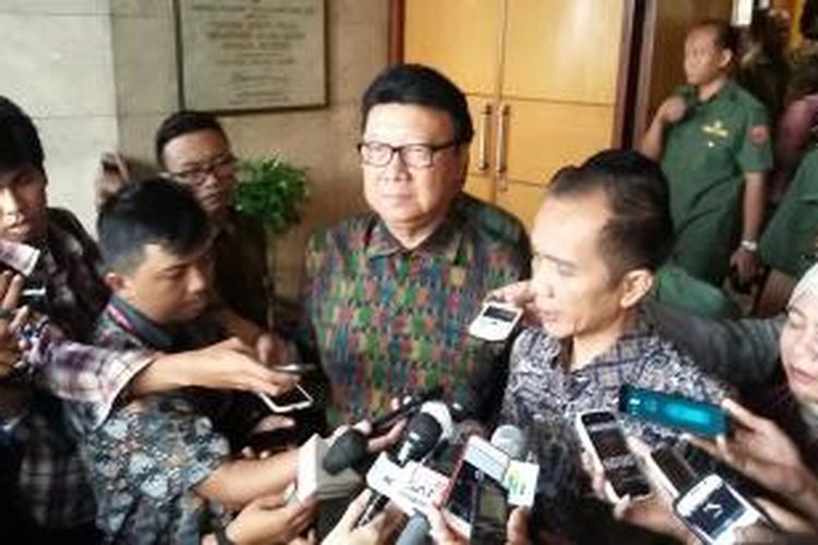 Menteri Dalam Negeri Tjahjo Kumolo dan Ketua Komnas HAM Nur Kholis sesuai melakukan penandatanganan nota kesepahaman di Gedung C Kemendagri, Jakarta, Senin (29/6/2015).