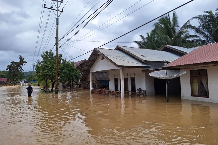 Kondisi terkini di Aceh Timur. Daerah ini terisolir usai jalan terputus oleh banjir 2 meter. 