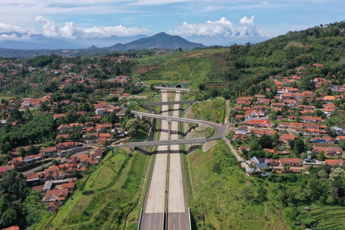 Salah satu ruas Jalan Tol Cileunyi - Sumedang - Dawuan atau Tol Cisumdawu yang telah diresmikan Presiden Joko Widodo pada Selasa, 11 Juli 2023.