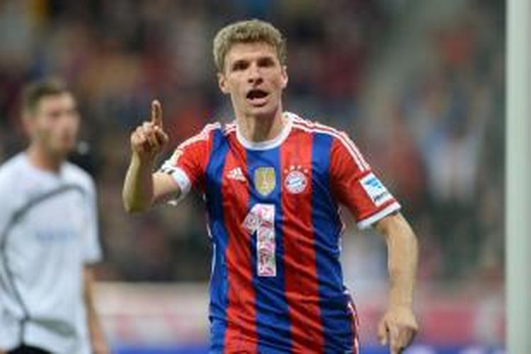 Striker Bayern Muenchen, Thomas Mueller, seusai mencetak gol ke gawang Paderborn pada lanjutan Bundesliga di Stadion Allianz Arena, Selasa (23/9/2014). Bayern menang 4-0 pada laga tersebut. 