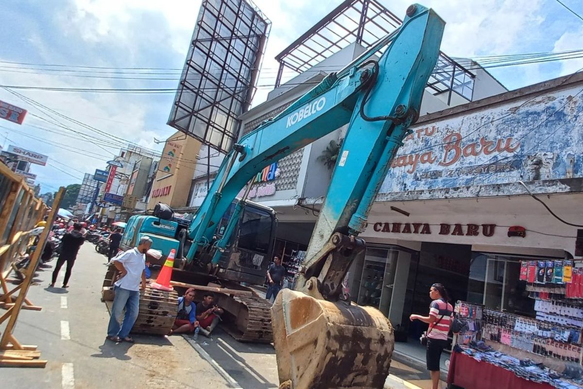 Foto-foto: Suasana kemacetan Jalan HZ Mustofa Kota Tasikmalaya, Jawa Barat, dan para tukang parkir serta para pedagang kebingungan adanya proyek penataan jalan yang tak ada pemberitahuan terlebih dahulu pada Senin (18/7/2022).