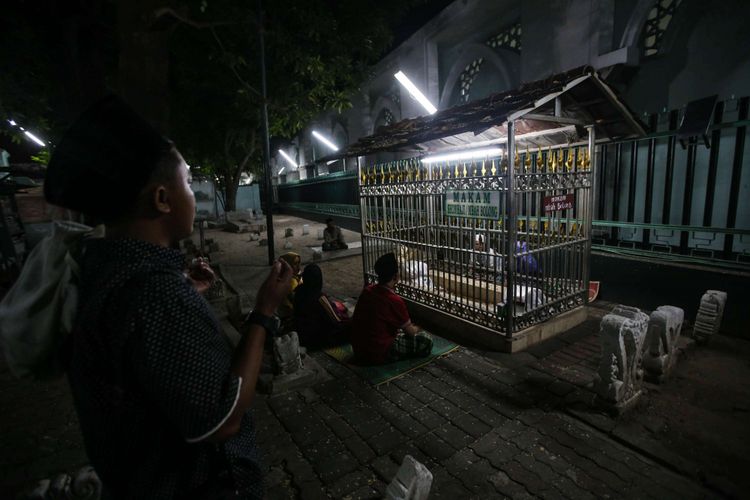 Umat Islam saat melaksanakan shalat tarawih berjamaah pertama di Masjid Sunan Ampel, Surabaya, Jawa Timur, Rabu (16/5/2018). Pemerintah menetapkan bahwa 1 Ramadhan 1439 Hijriah jatuh pada Kamis (17/5/2018).