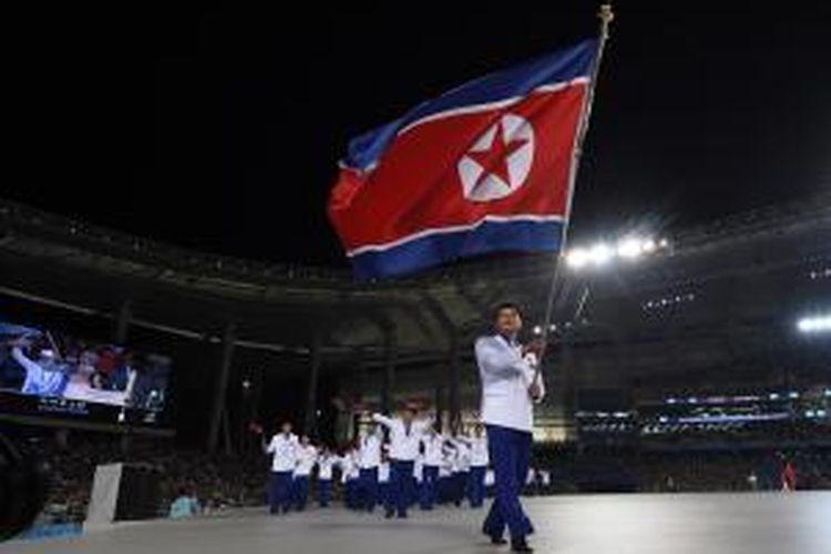 Delegasi Korea Utara di Asian Games XVII di Incheon, Korea Selatan, Jumat (19/9/2014), secara tak terduga mendapatkan sambutan meriah dari tribun penonton. Secara teknis, Korea Selatan dan Korea Utara masih dalam status perang. 