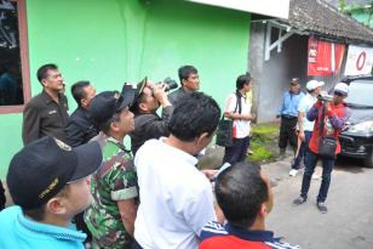 Bupati Semarang, Mundjirin melihat lokasi rawan longsor Gunung Kelir dari dusun Kendal Ngisor dengan menggunakan teropong, Banyubiru, Kabupaten Semarang, Jumat (20/2/2015) siang.