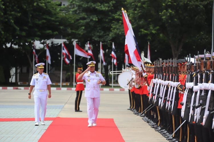 Panglima TNI Laksamana Yudo Margono melaksanakan diplomasi militer dengan mengunjungi Panglima Angkatan Bersenjata Thailand Jenderal Chalermphon Srisawasdi di Thailand, Jumat (21/7/2023) waktu setempat.