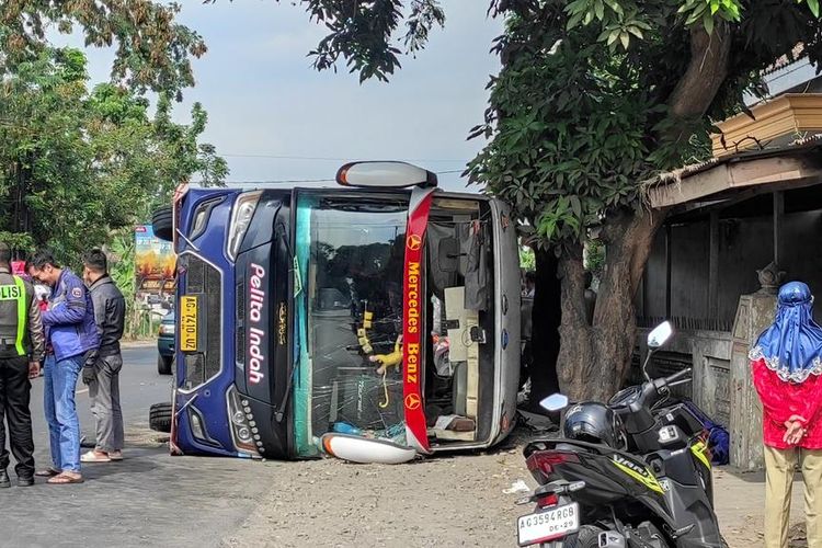 Kondisi bus Pelita Indah yang terguling di Jalan Raya Jambean, Kecamatan Kras, Kabupaten Kediri, Jawa Timur, Selasa (2/7/2024).