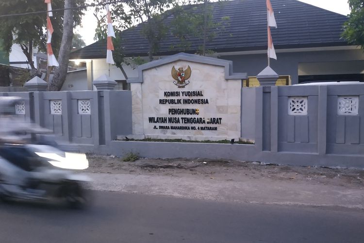 Kantor Penghubung Komisi Yudisial NTB, di Jalan Swara Mahardika No 4 Kota Mataram. Masyarakat bisa melaporkan kejanggalan kerja Hakim di NTB ke Kantor KY, kerahasiaan mereka dijamin. Keaktifan masyarakat diharapkan mempu menegakkan peradilan bersih di Indonesia.