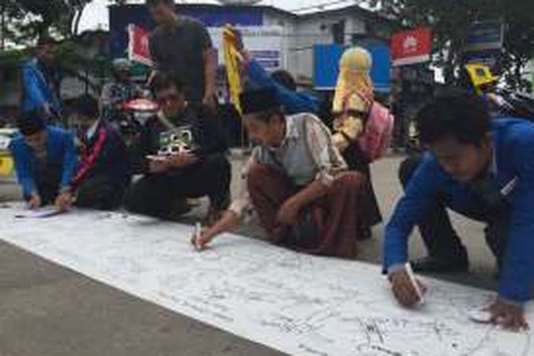 Sejumlah pemuda di Pamekasan, Jawa Timur, menggalang tanda tangan dukungan untuk menjadikan Abdurrachman Wahid atau Gus Dur sebagai pahlawan nasional, Kamis (10/11/2016).