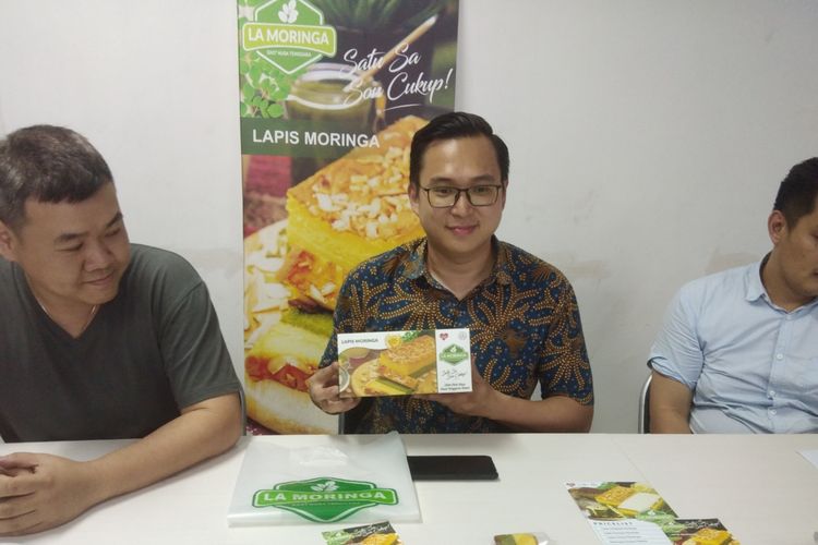 Owner La Moringa, Dokter Andre Hartanto, saat memegang La Moringa