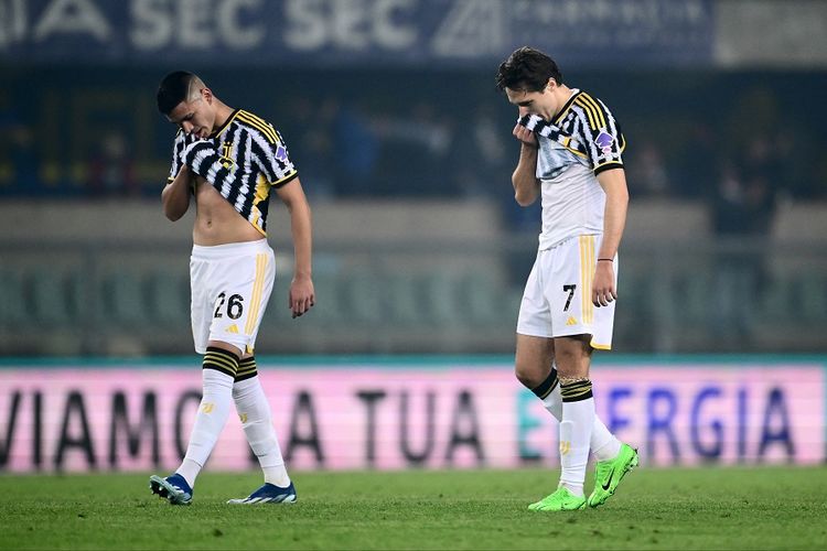 Penyerang Juventus Carlos Alcaraz (kiri) dan Federico Chiesa bereaksi pada akhir pertandingan sepak bola Serie A Italia antara Verona vs Juventus di Stadion Marcantonio Bentegodi di Verona pada 17 Februari 2024. (Foto oleh MARCO BERTORELLO / AFP)
