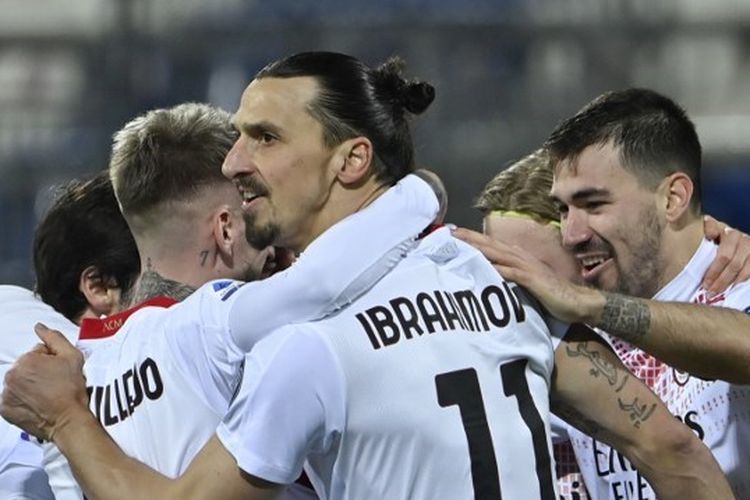 Para pemain AC Milan merayakan gol yang dicetak oleh Zlatan Ibrahimovic. AC Milan berhasil mengalahkan Cagliari dengan skor 2-0 pada laga pekan ke-18 Serie A Liga Italia 2020-2021 yang digelar di Stadion Sardegna Arena, Senin (18/1/2021) malam waktu setempat.