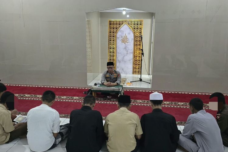 Hendak Tawuran, Belasan Pelajar SMK Dibina Mengaji dan Salat Tiap Hari di Mushola Polsek Ciampea