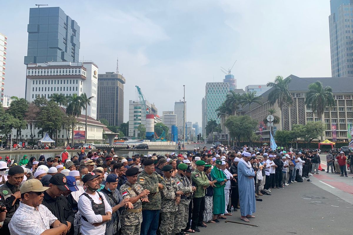 Peserta aksi unjuk rasa GNPR menggelar shalat gaib berjemaah mendoakan korban tragedi Stadion Kanjuruhan, Malang, Jawa Timur, di kawasan Patung Arjuna Wijaya atau Patung Kuda, Jakarta Pusat, Senin (10/10/2022).